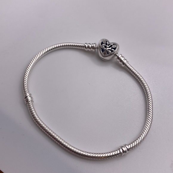Authentic family tree Pandora bracelet - Picture 1 of 6